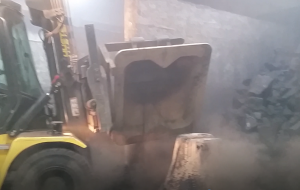 Forklift transfer of loaded SMI dross pan to aluminium dross press — fork channel design accommodates standard casthouse material handling